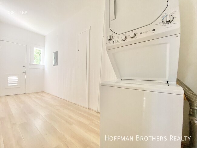 Building Photo - 402 N Ave 54