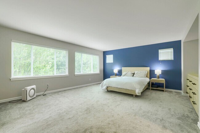 Building Photo - 5bd/3.5ba Bellevue Hoome