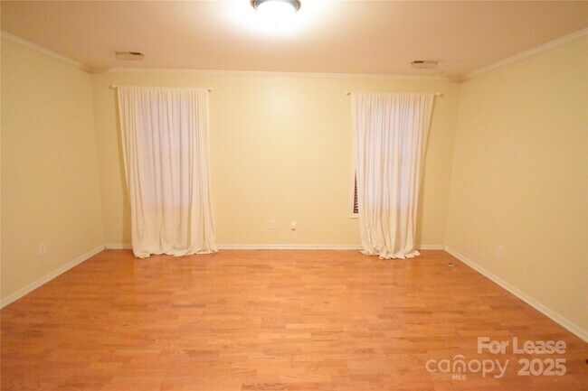 Building Photo - 640 Miramar St NE