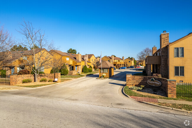 view of entrance - Peach Tree Village