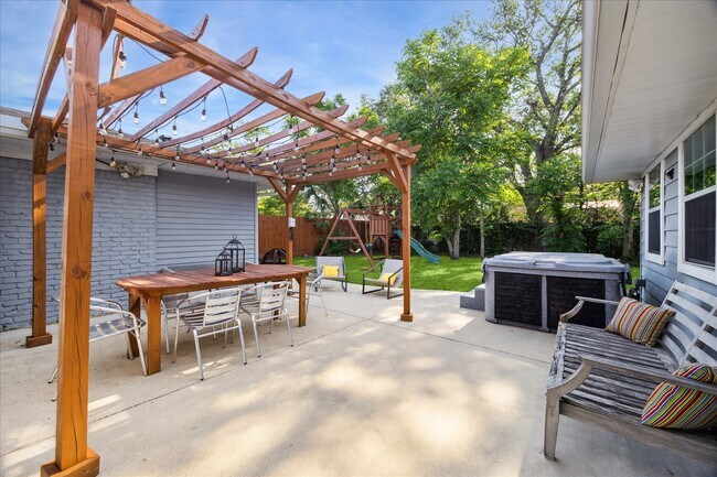 Building Photo - 11102 Hillcroft St