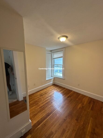 Building Photo - 55 Bonair St