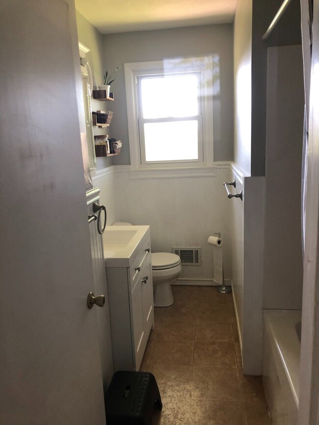 Guest Bathroom - 5812 Navajo Cir