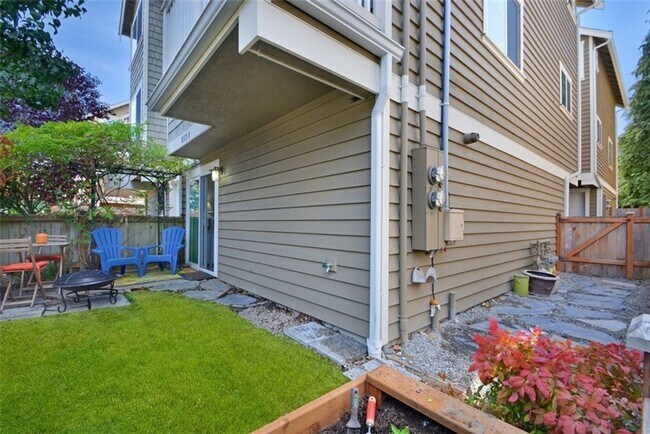Building Photo - Stylish Townhome 4 Blocks North of Green Lake