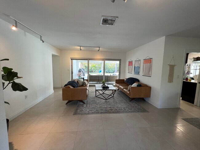 Building Photo - 9840 SW 69th Ave