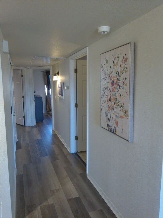 Building Photo - Beautifully designed short-term rental Or Long-Term offering comfort, style, and convenience