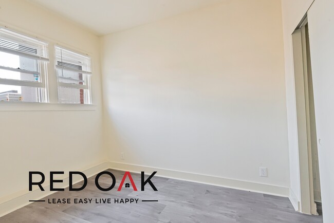 Building Photo - Inviting Top Floor One Bedroom Featuring H...