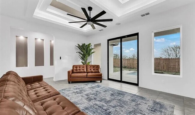 Building Photo - Luxury Living in Hyde Park – Edinburg/McAl...