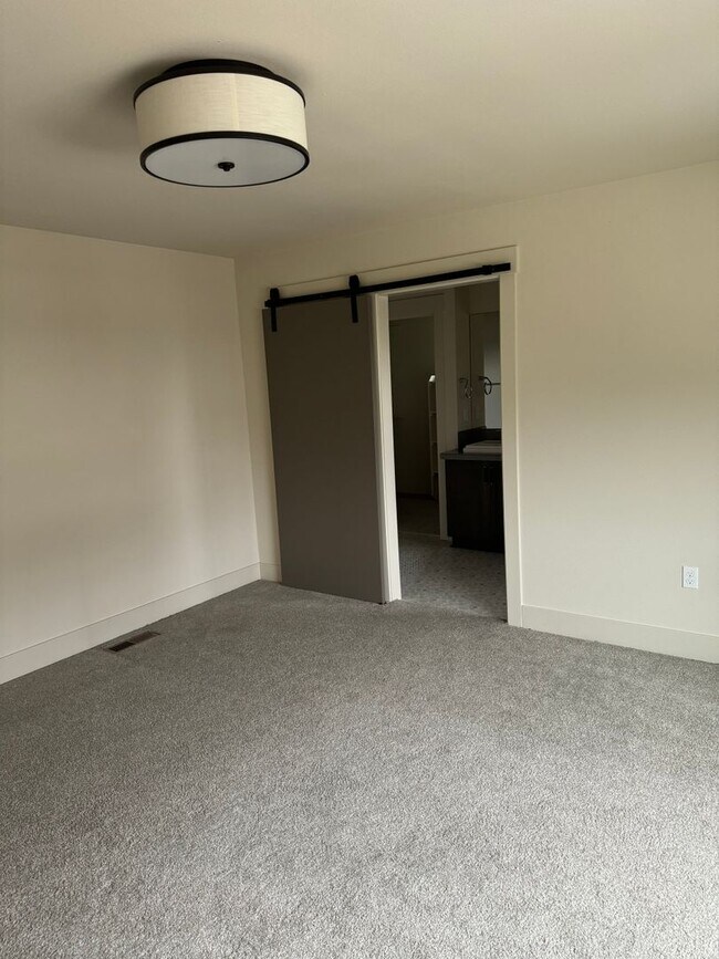 Building Photo - Exceptional 3 Bedroom / 2.5 Bath Modern Townhouse