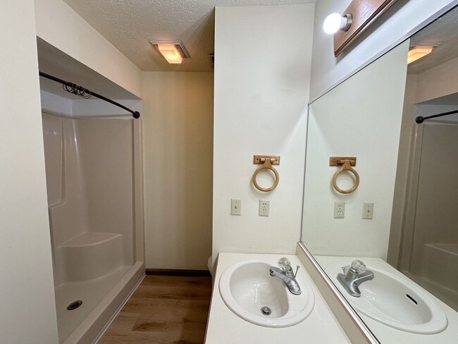 Building Photo - 3 Bedroom, 2.5 Bath, 2 Car Garage - Close ...