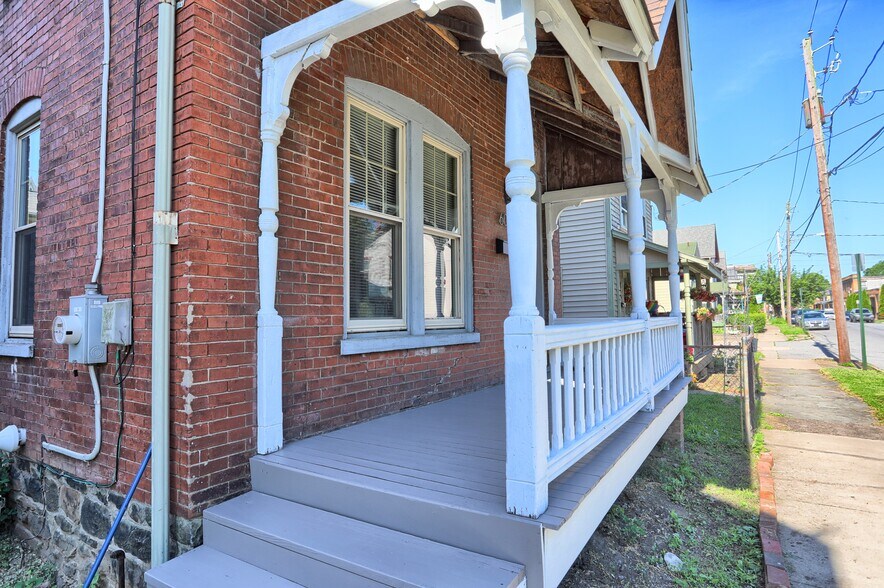 Building Photo - 605 Grace St