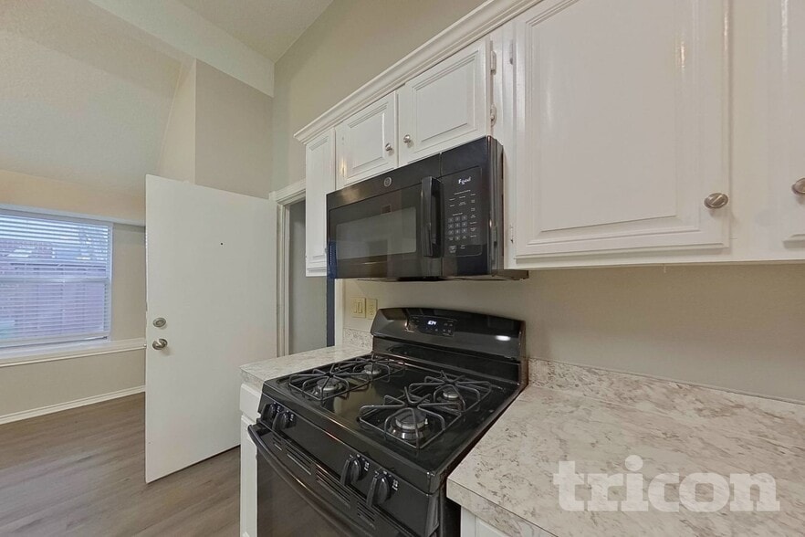 Building Photo - 1402 Baker Dr