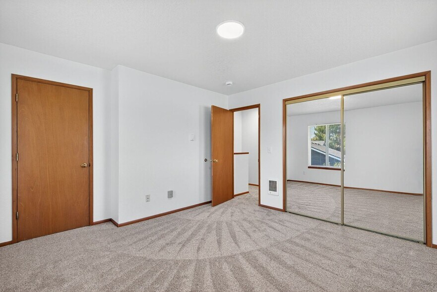 Building Photo - 470-470 W Gloucester St