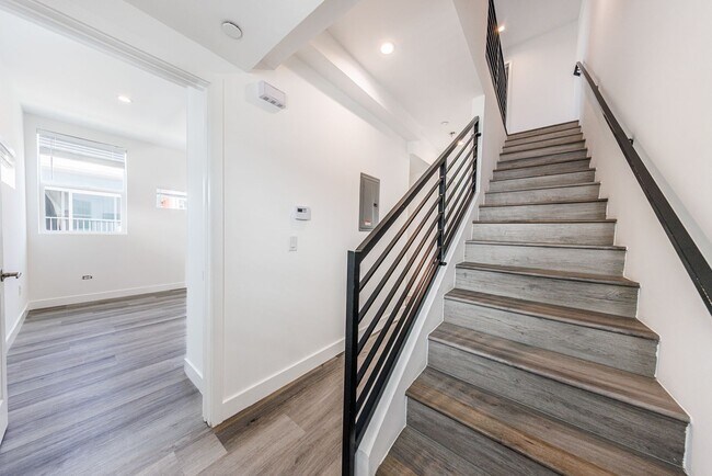 Building Photo - 3015 Alsace Ave