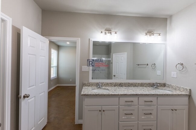 Building Photo - Stylish Glen Rose Home with Open Layout