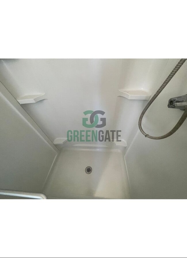 Building Photo - BEAUTIFUL 3 BEDROOM 2 BATH HOME MOVE IN RE...