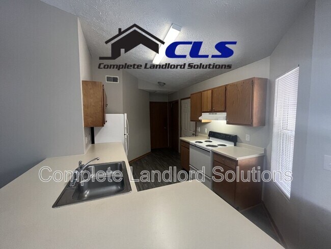 Building Photo - 558 College Ave