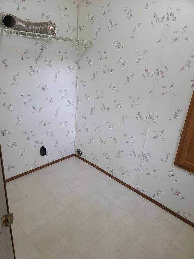 Building Photo - Large Home on Nearly an Acre! ACT NOW! ***RENT SPECIAL : 1/2 OFF FIRST MONTH OF RENT!!!