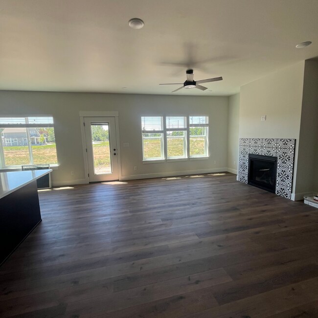 Building Photo - 475 River Bend Ln