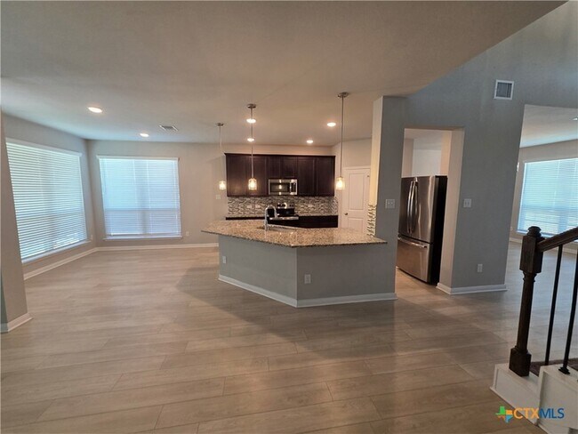 Building Photo - 10001 Kensley Rose Dr