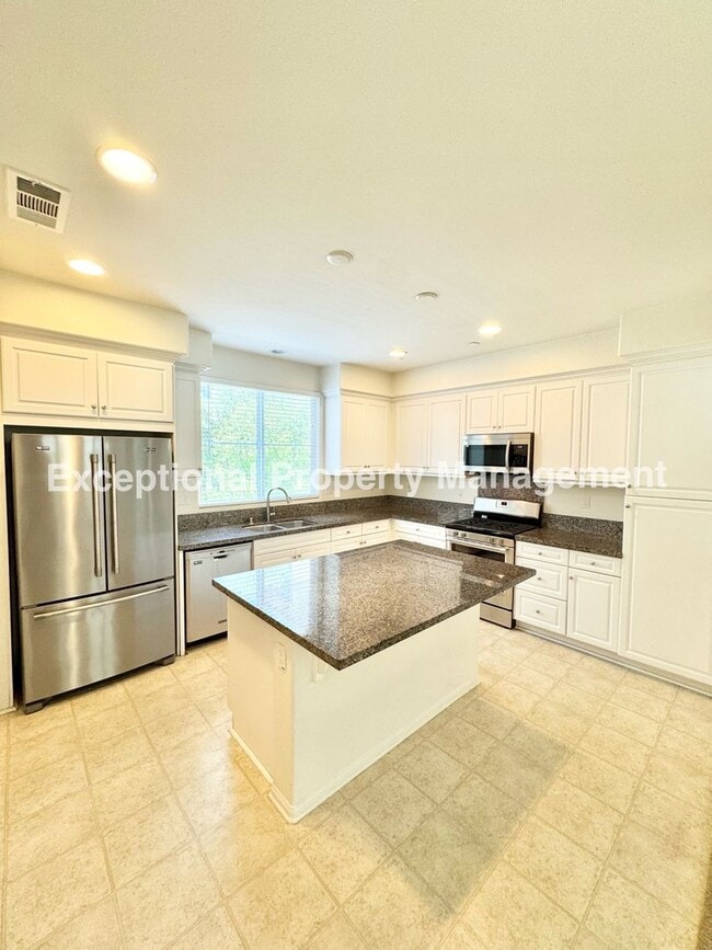 Building Photo - Great 3 bed 3 bath home