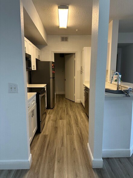 Building Photo - 5554 Metrowest Blvd