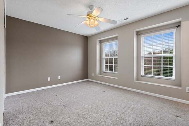 Building Photo - 135 Bellfare Dr