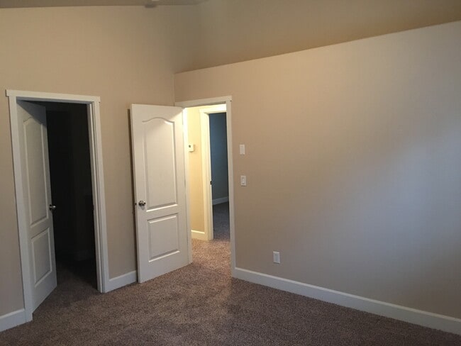 Building Photo - Single level home in Foxborough!