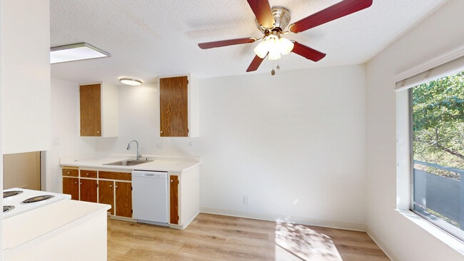 Building Photo - 821 Las Gallinas Ave