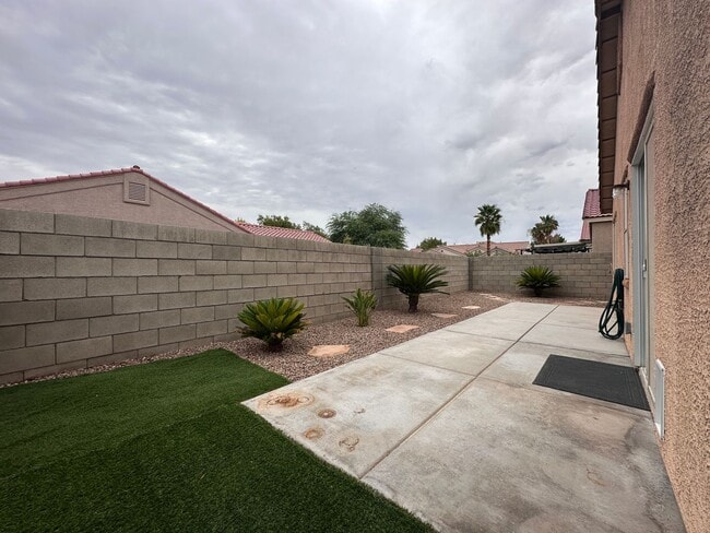 Building Photo - Spacious single story home w/3 beds, 2 bath, den, 2 car garage, near everything.