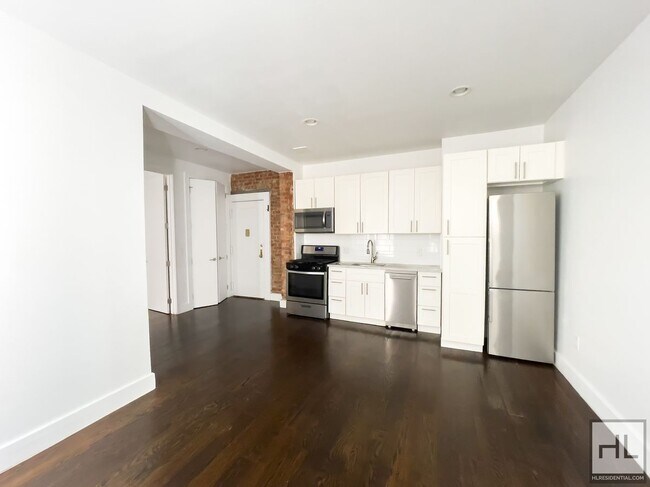 Building Photo - Renovated Spacious 1-Bed 1-Bath / West Cro...