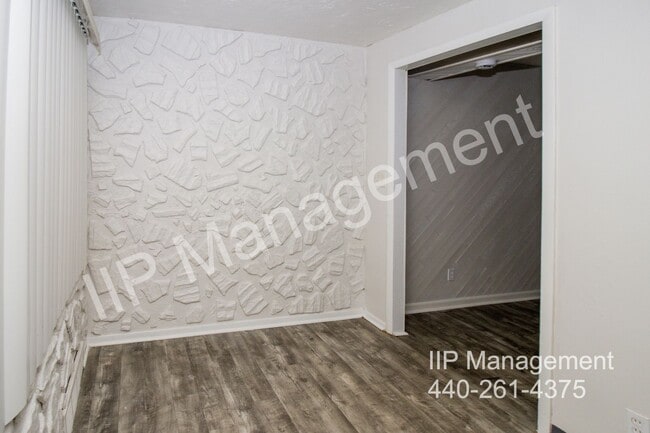 Building Photo - 450 Kenwood Dr