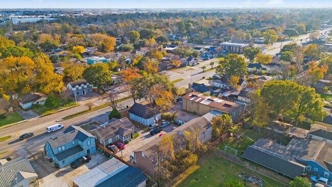 Building Photo - 8451 1/2 Howard Dr