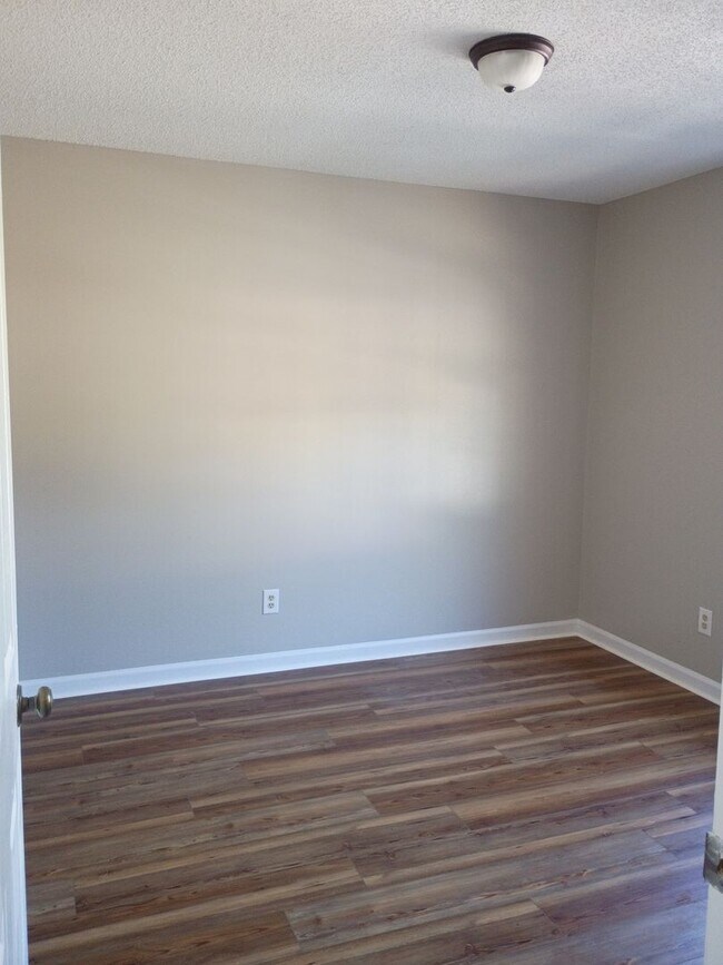 Building Photo - MOVE IN READY