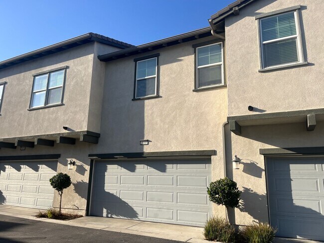 Building Photo - Spacious 3 bedroom, 3-bathroom condo for rent