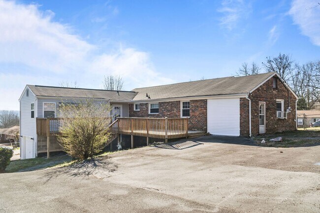 Building Photo - Updated 3bd/2bth home with Remodeled Master Suite & Prime Location!