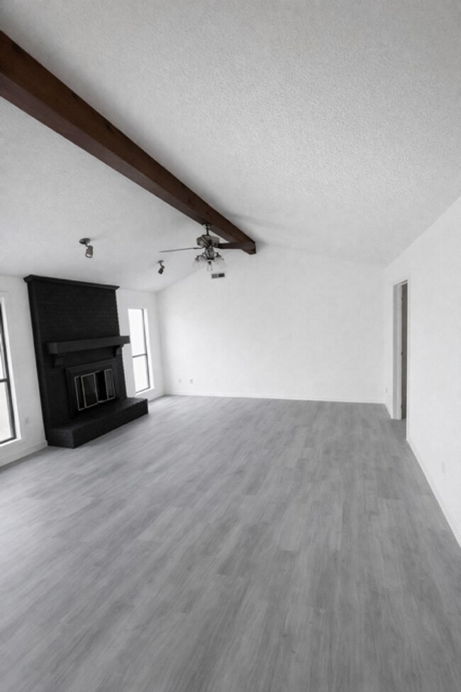 Building Photo - three bedroom house, in quiet family neighborhood