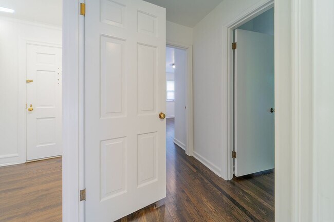 Building Photo - Newly Remodel Home in West Hills!