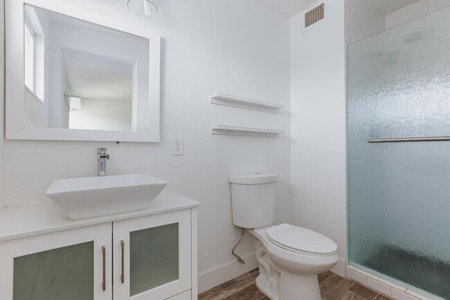 Building Photo - Stylish 4-Bedroom Single-Story Home with M...