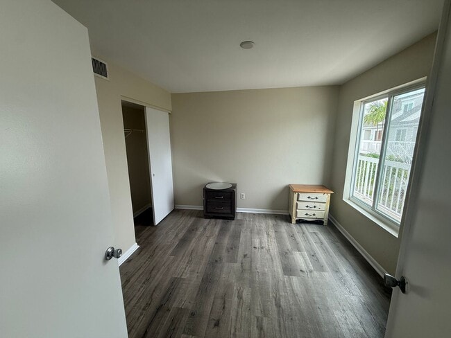 Building Photo - Family Friendly 3 Bedroom Townhome Style C...
