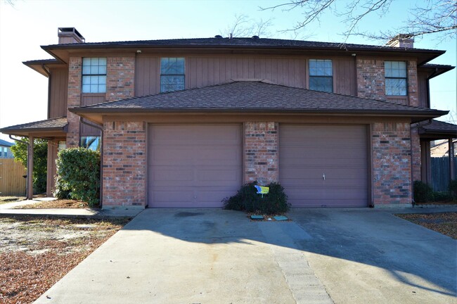 Building Photo - 3 Bedroom Townhome for Lease