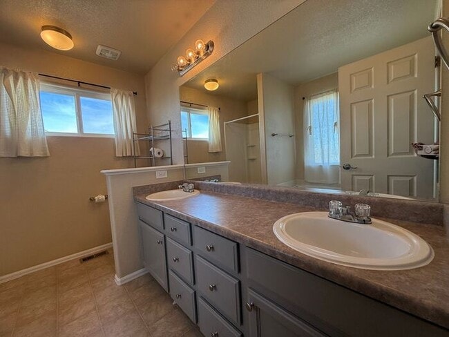 Building Photo - 5-bedroom home with expansive mountain views!