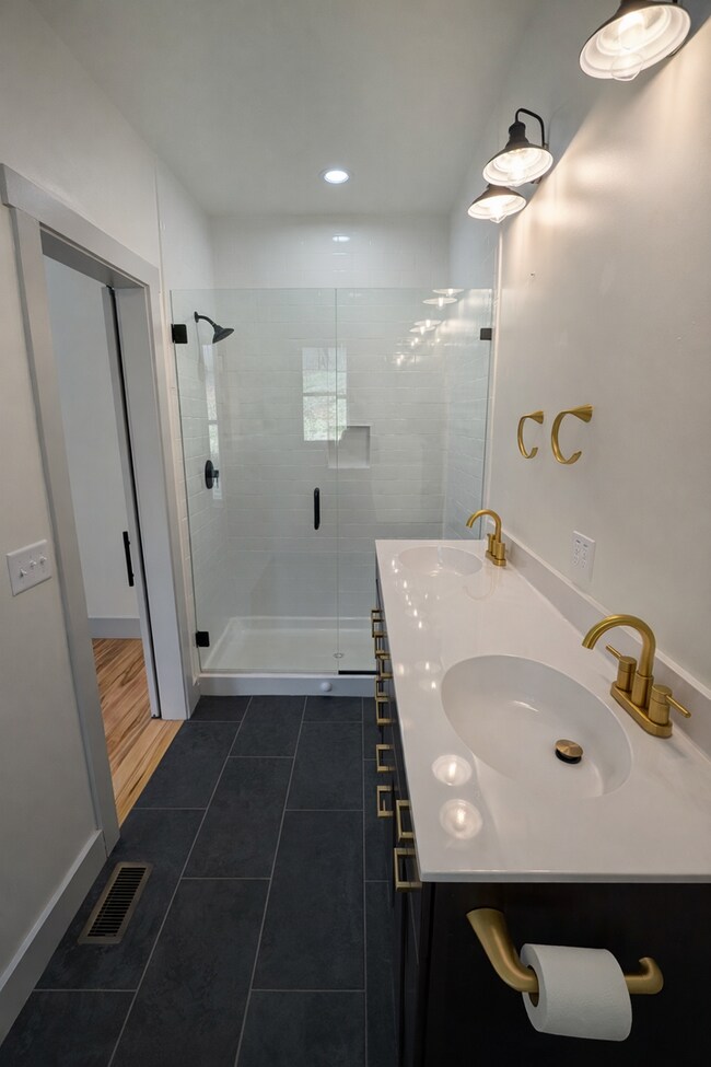 Building Photo - Fairview Rental! - Two Occupants Max