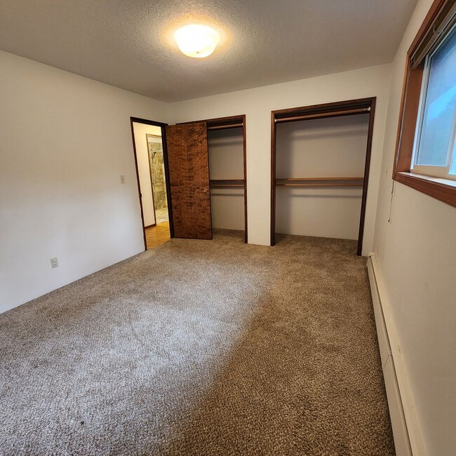 Building Photo - Incredible 3 Bed 1.5 Bath with Sauna and P...