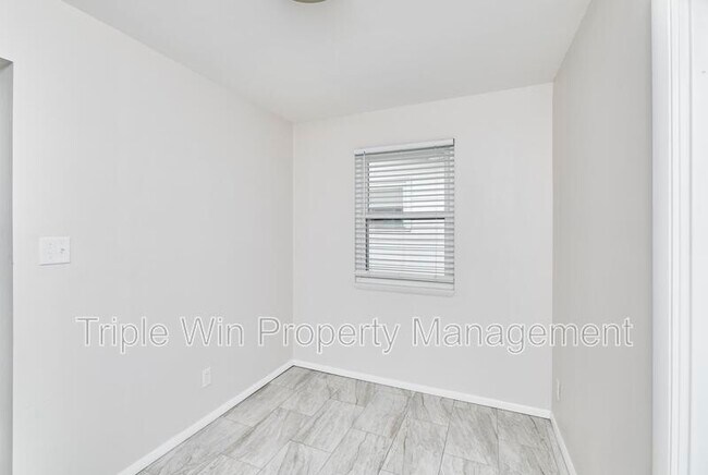 Building Photo - 803 Holiday Ave