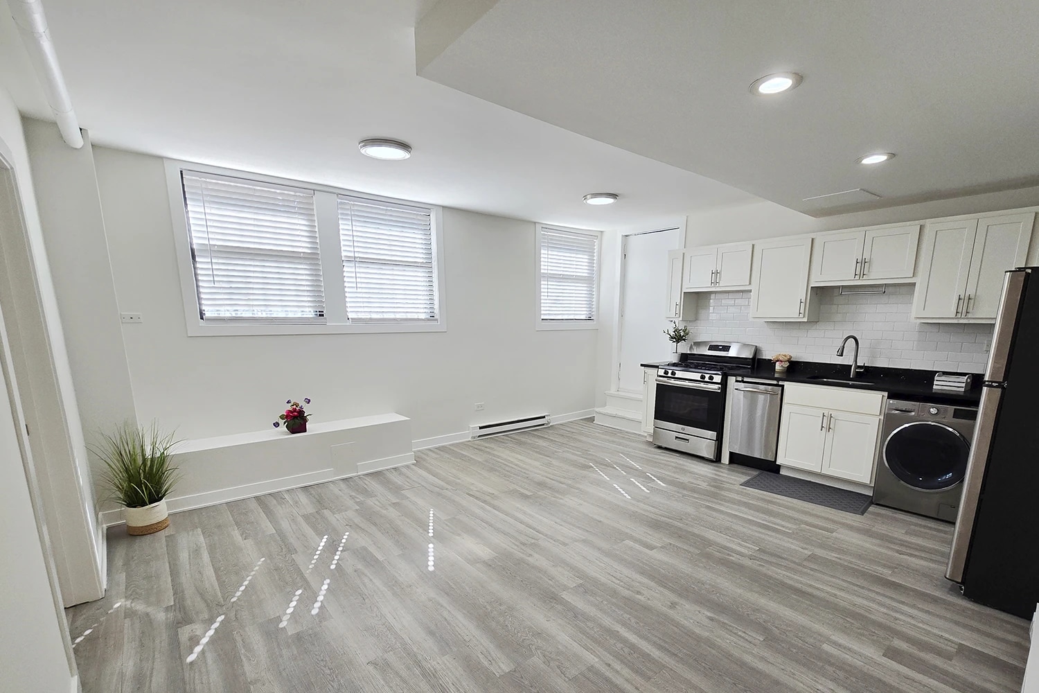 Building Photo - 730 W Roscoe St