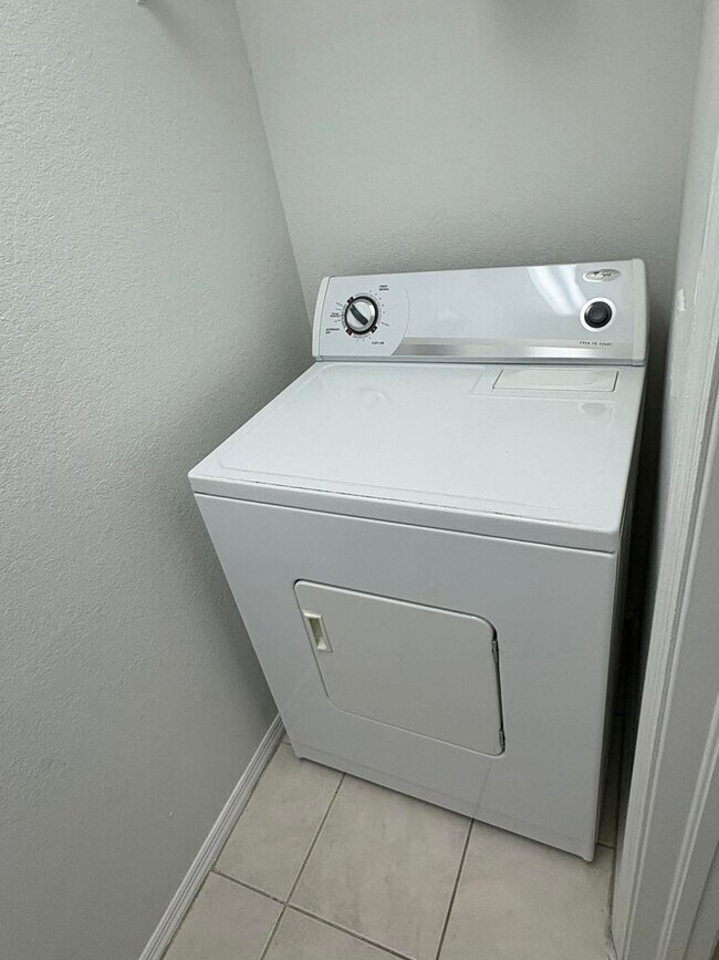 Building Photo - 2/2 Condo for Rent in Fort Myers