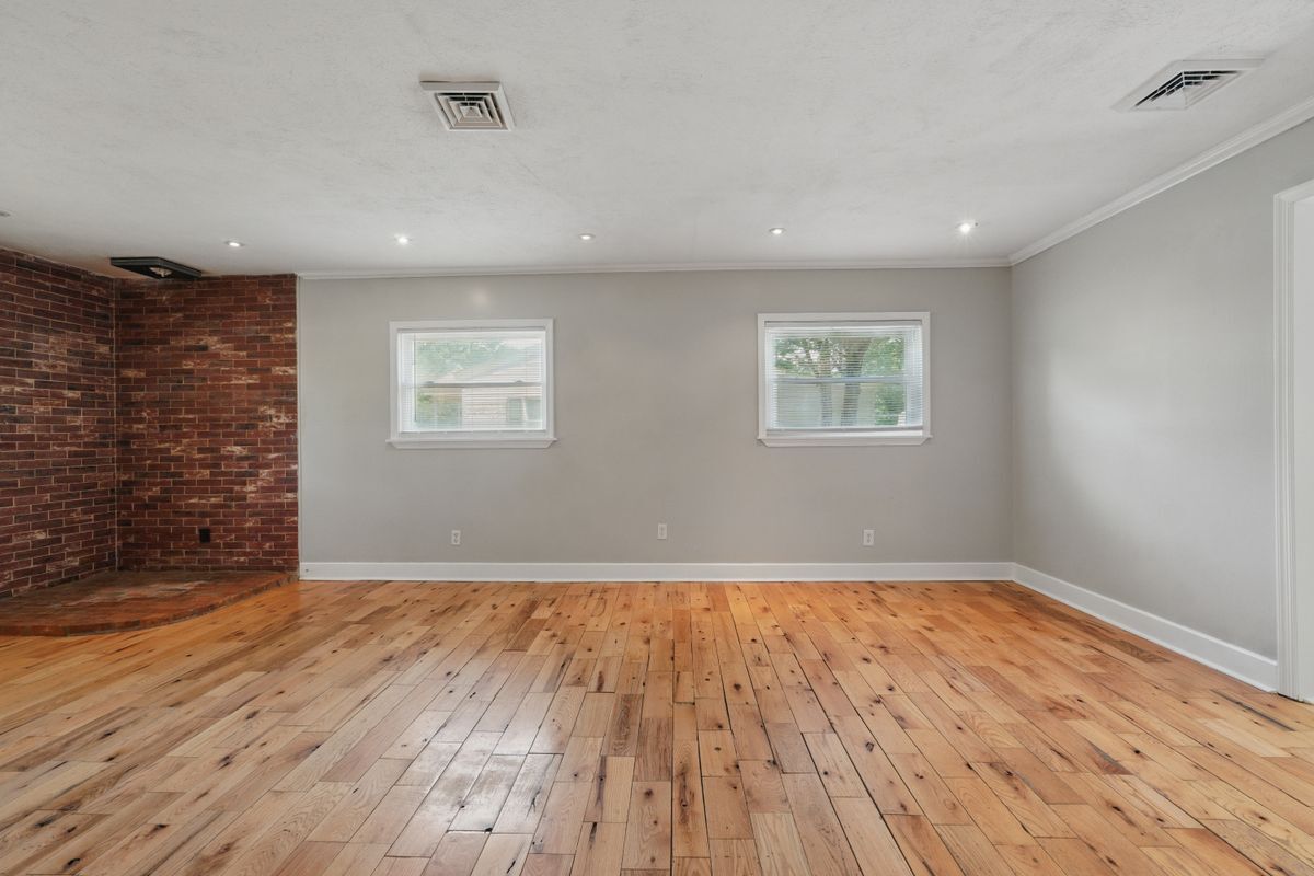 Building Photo - 3127 N Riverside Dr