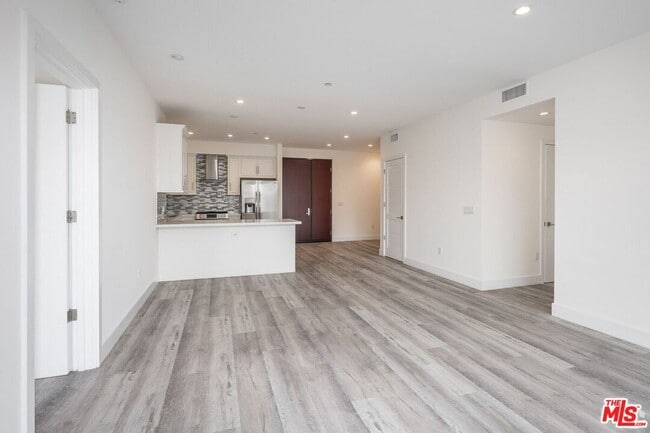 Building Photo - 320 N La Brea Ave