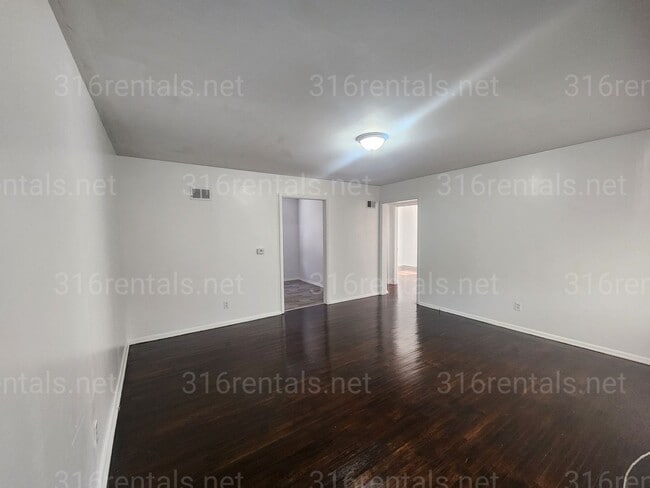 Building Photo - $975 - 3 bedroom / 1 bathroom - Single Fam...